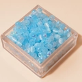 Himmelblaue irisierende Glasperlen für DIY-Schmuck in einer klaren quadratischen Box - 4mm (Öffnung ca. 1mm, 450g/Packung, ca. 6750 Stk.) / Himmelblau