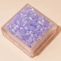 Irisierende lila Glasperlen mit Katzenaugeneffekt in klarer Box für DIY-Schmuckherstellung - 4mm (Öffnung ca. 1mm, 450g/Packung, ca. 6750 Stk.) / Seeblau