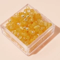 DIY Bastelset mit leuchtend orangen Katzenaugen-Glasperlen in einer klaren Box - 4mm (Öffnung ca. 1mm, 450g/Packung, ca. 6750 Stk.) / Goldgelb