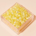 Transluzente gelbe Glasperlen mit AB-Regenbogeneffekt in einer quadratischen Acrylbox - 4mm (Öffnung ca. 1mm, 450g/Packung, ca. 6750 Stk.) / Gelb