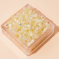 Irisierende cremegelbe Glasperlen in transparenter Acrylbox für DIY Schmuckherstellung - 4mm (Öffnung ca. 1mm, 450g/Packung, ca. 6750 Stk.) / Beige