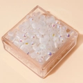Irisierende weiße Glasperlen in quadratischer Box für DIY-Schmuck und Bastelarbeiten - 4mm (Öffnung ca. 1mm, 450g/Packung, ca. 6750 Stk.) / Weiß