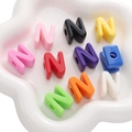Perles colorées lettre N en acrylique pour bijoux DIY et projets artisanaux faits main - Largeur 14-21mm Hauteur 20-21mm Trou 5mm 500g/Paquet / Lettre N Couleurs Mélangées Aléatoires (Environ 145 pcs)