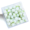 Cuentas redondas de vidrio para bricolaje con pintura verde y blanca en caja de plástico - 8mm (Agujero aprox. 1,5mm, 50 Unidades/Paquete) / Verde claro