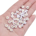 Witte platte ronde acryl kraal met gouden letter U voor DIY sieraden maken - Letter U / 50 Stuks/Verpakking (4x7mm)
