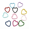 Dettaglio di moschettoni a molla a forma di cuore in metallo colorato per fai da te - Fibbia a Cuore / Confezione da 4 (30x31mm) / Colorato