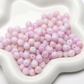 Cuentas de vidrio marmoleado rosa y blanco en una bandeja decorativa de cerámica - 30 Piezas/Paquete (8mm) / Violeta Claro