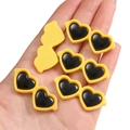 Mini gele hartvormige zonnebril bedeltjes voor DIY handwerk en poppenogen - Hart Stijl / 10 Stuks/Verpakking (42x17mm) / Geel