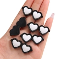Mini hartvormige hars bedeltjes met zwart frame en witte glazen voor DIY knutselen - Hart Stijl / 10 Stuks/Verpakking (42x17mm) / Zwart