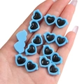 Mini blauwe hartvormige poppenzonnebril voor DIY-ambachten getoond op hand - Hart Stijl / 10 Stuks/Verpakking (29x13mm) / Donkerblauw