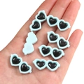 Lichtblauwe hartvormige mini zonnebril van hars voor DIY sieraden en ambachten - Hart Stijl / 10 Stuks/Verpakking (29x13mm) / Lichtblauw