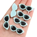 Miniatuur mintblauwe cat-eye zonnebril voor DIY poppenaccessoires en handgemaakte kunst - Ronde Stijl / 10 Stuks/Verpakking (40x15mm) / Lichtblauw