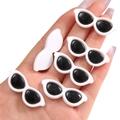 Mini witte hartvormige zonnebril voor poppen in de handpalm voor de schaalmaat - Ronde Stijl / 10 Stuks/Verpakking (40x15mm) / Wit