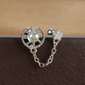 Macro d'une boucle d'oreille chat en acier avec pierre de lune et détail chaîne étoile - Style Chat Étoile / Argent(Y20486-1)