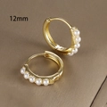 Macro di orecchini a cerchio da 12mm placcati oro 18K con cinque delicate perle bianche - 12mm / Oro (Y20397)