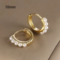 Dettaglio degli orecchini a cerchio da 10mm in oro 18K con cinque perle bianche - 10mm / Oro (Y20397)