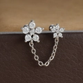 Détail macro de boucles d'oreilles double piercing en acier avec fleurs et chaîne - Style Fleur à Cinq Pétales / Argent(Y20486-2)