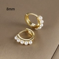 Eleganti orecchini a cerchio placcati oro 18K con cinque perle bianche e diametro 8mm - 8mm / Oro (Y20397)
