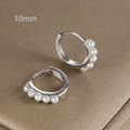 Dettaglio ravvicinato di piccoli orecchini a cerchio da 10mm con cinque perle bianche - 10mm / Argento (Y20397)
