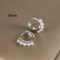 Dettaglio degli orecchini a cerchio placcati argento 18K con cinque perle e diametro di 8mm - 8mm / Argento (Y20397)