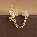 Vue détaillée de boucles d'oreilles fleur et papillon dorées avec zircons et chaîne - Or(Y20486-4)