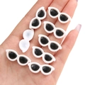 Mini acryl zonnebril met wit montuur voor handgemaakte poppenaccessoires - Ronde Stijl / 10 Stuks/Verpakking (29x12mm) / Wit