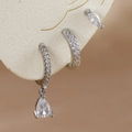 Detalle de un set de pendientes de circonita plateada con diseños de gota y aros mini - Plata-Blanco