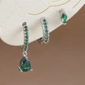 Primer plano detallado de tres pendientes de circonita verde esmeralda y plata - Plata-Verde