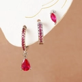 Primer plano macro de set de tres pendientes de plata con circonitas rojas y brillantes - Plata - Rosa rojo