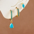 Detalle de un set de 3 pendientes bañados en oro con cuentas turquesas y circonitas de gota - Dorado-Azul