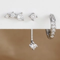 Juego de tres pendientes de plata con aros y tachuelas de circón en exhibición - Plata-Blanco