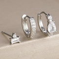 Vista macro de pendientes de plata con circonitas de corte pera y rectangular - Plata-Blanco