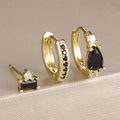 Dettaglio del set di orecchini placcati oro con zirconi neri e micro pavé di pietre - Oro-Nero