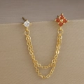 Dettaglio di orecchini dorati con zirconia cubica quadrata e doppia catena di collegamento - Stile Rosso Scuro(E1351) / Pezzo Singolo