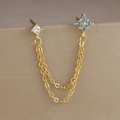 Dettaglio macro di orecchini placcati oro con zirconi blu e catene pendenti - Stile Blu Chiaro(E1351) / Pezzo Singolo