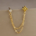 Dettaglio di orecchini a catena in oro con borchia in zircone per doppi fori orecchio - Stile Giallo(E1351) / Pezzo Singolo