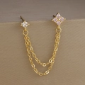 Dettaglio di orecchini asimmetrici placcati in oro con zirconi cubici rosa e bianchi - Stile Rosa(E1351) / Pezzo Singolo