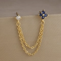 Dettaglio macro di orecchini a doppio perno dorati con fiore in zircone blu e catenelle - Stile Blu Scuro(E1351) / Pezzo Singolo