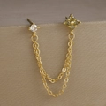 Dettaglio di orecchini a catena dorata con zircone quadrato e gemma verde a fiori - Stile Verde Oliva(E1351) / Pezzo Singolo