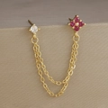 Dettaglio di orecchini a doppio foro placcati in oro con fiori di zircone rosso e bianco - Stile Rosa Rossa(E1351) / Pezzo Singolo