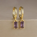 Dettaglio di orecchini in ottone dorato con zircone viola quadrato e frangia a catena - Un Paio / Viola Scuro(Y20278)