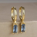 Dettaglio macro di orecchini placcati oro con zircone blu quadrato e nappa a catena - Un Paio / Blu Cielo(Y20278)