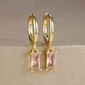 Dettaglio di orecchini a cerchio placcati in oro con eleganti pendenti in zircone rosa rettangolari - Un Paio / Rosa(Y20278)