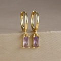 Dettaglio macro di orecchini a cerchio placcati oro 18k con pietre di zircone viola - Un Paio / Viola Chiaro(Y20278)