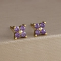 Vista macro di orecchini a fiore in oro con quattro petali di zircone viola - Un Paio / Viola Scuro(E1114)