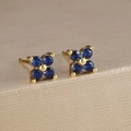 Dettaglio di orecchini a fiore in oro con zirconi blu su supporto di lusso elegante - Un Paio / Blu Scuro(E1114)