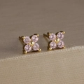 Dettaglio macro di orecchini a lobo placcati oro con fiori in zircone rosa - Un Paio / Rosa(E1114)