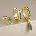 Détail d'un ensemble de 3 boucles d'oreilles dorées avec zircons verts de coupe marquise - Métal Doré Avec Zirconia Vert (Y26259)