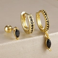 Détail du lot de trois boucles d'oreilles dorées avec pierres marquises noires et zircons - Métal Doré Avec Zirconia Noir (Y26259)