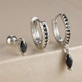 Vue macro détaillée d'un ensemble de trois boucles d'oreilles argentées à pierres noires - Métal Argenté Avec Zirconia Noir (Y26259)